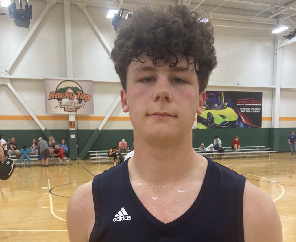 Evan Gentile had one of the best weekends of any guard at the event. We watched him score 26 on Saturday night and followed that up with 21 points on Sunday morning. STORY: ontheradarhoops.com/otr-hoops-stan…