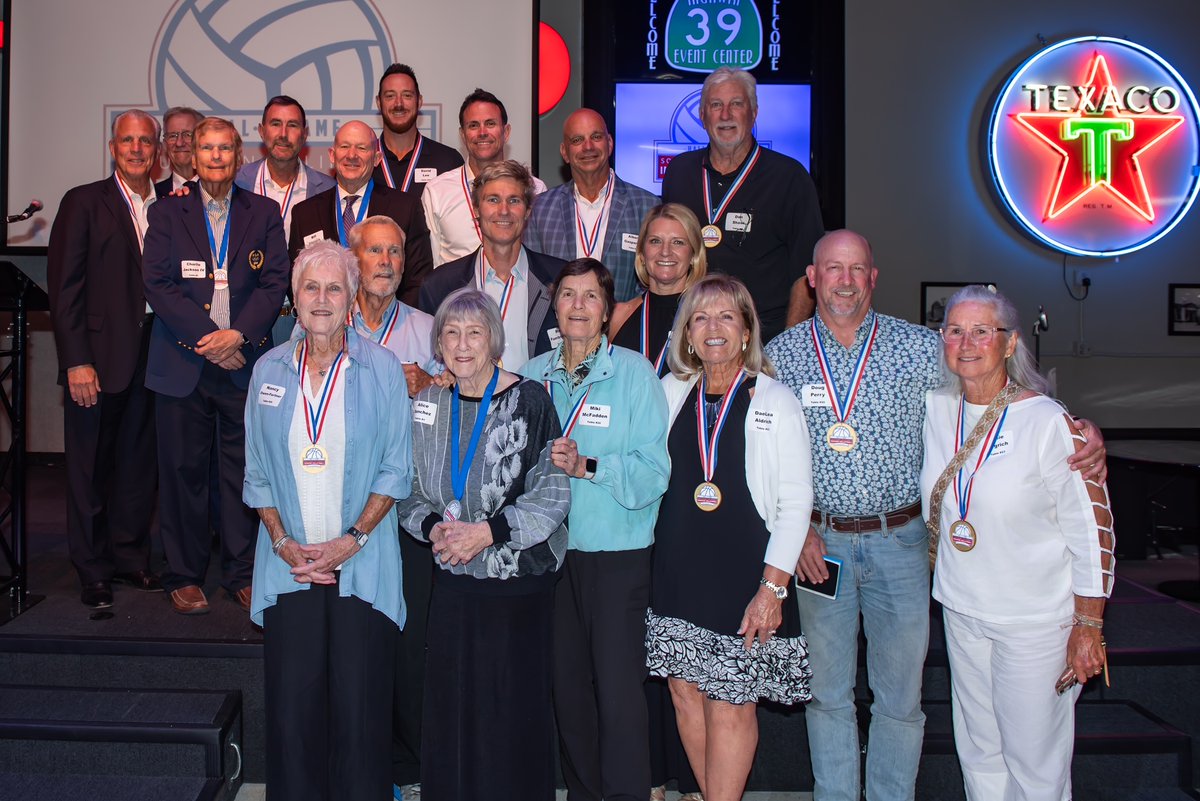 Great ceremony 5/5/24 honoring SoCalif. Indoor VB HOF inductees in Anaheim. Inductees from @USCmensvolley @uscwomensvolley @OfficialUCLAMVB @StanfordMVB @StanfordWVB @GoMatadors @UCSDwvb @BYUmvolleyball @WavesVolleyball @LBSUAthletics @LoyolaAthletics @cppbroncos @VBMagazine