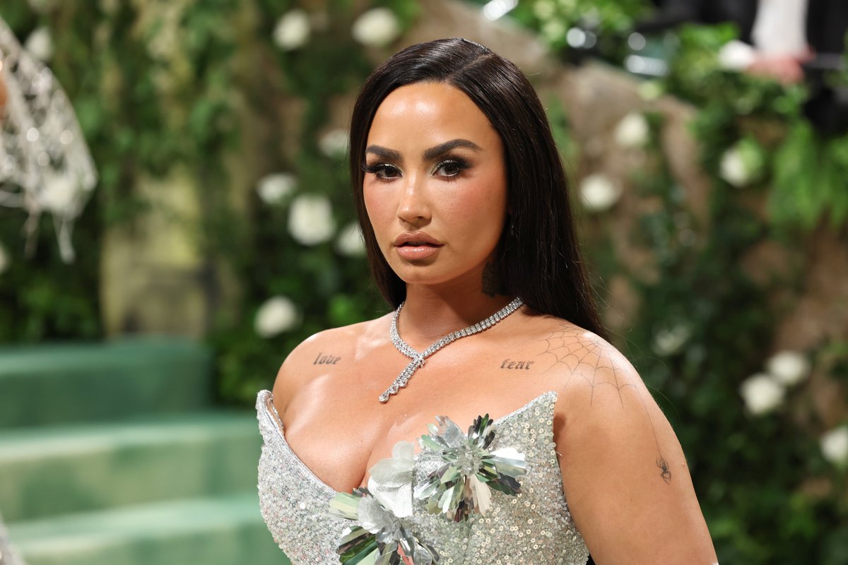 iHeartRadio's tweet photo. .@ddlovato came to slay, and slay she did 🔥 #MetGala https://t.co/fnwrioZTtu