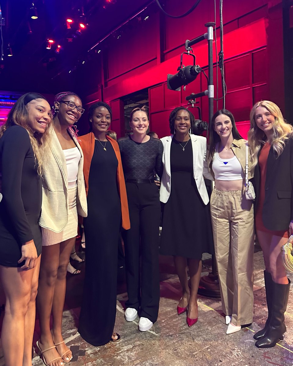 the team & Hall of Famer Tamika Catchings came out to support Caitlin Clark at the “Full Court Press” premiere tonight 🫶