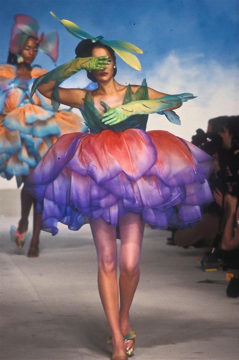 gracespov's tweet photo. for no one to wear these spring 1982 mugler dresses is literally a crime #MetGala https://t.co/q8N4bjmo9N