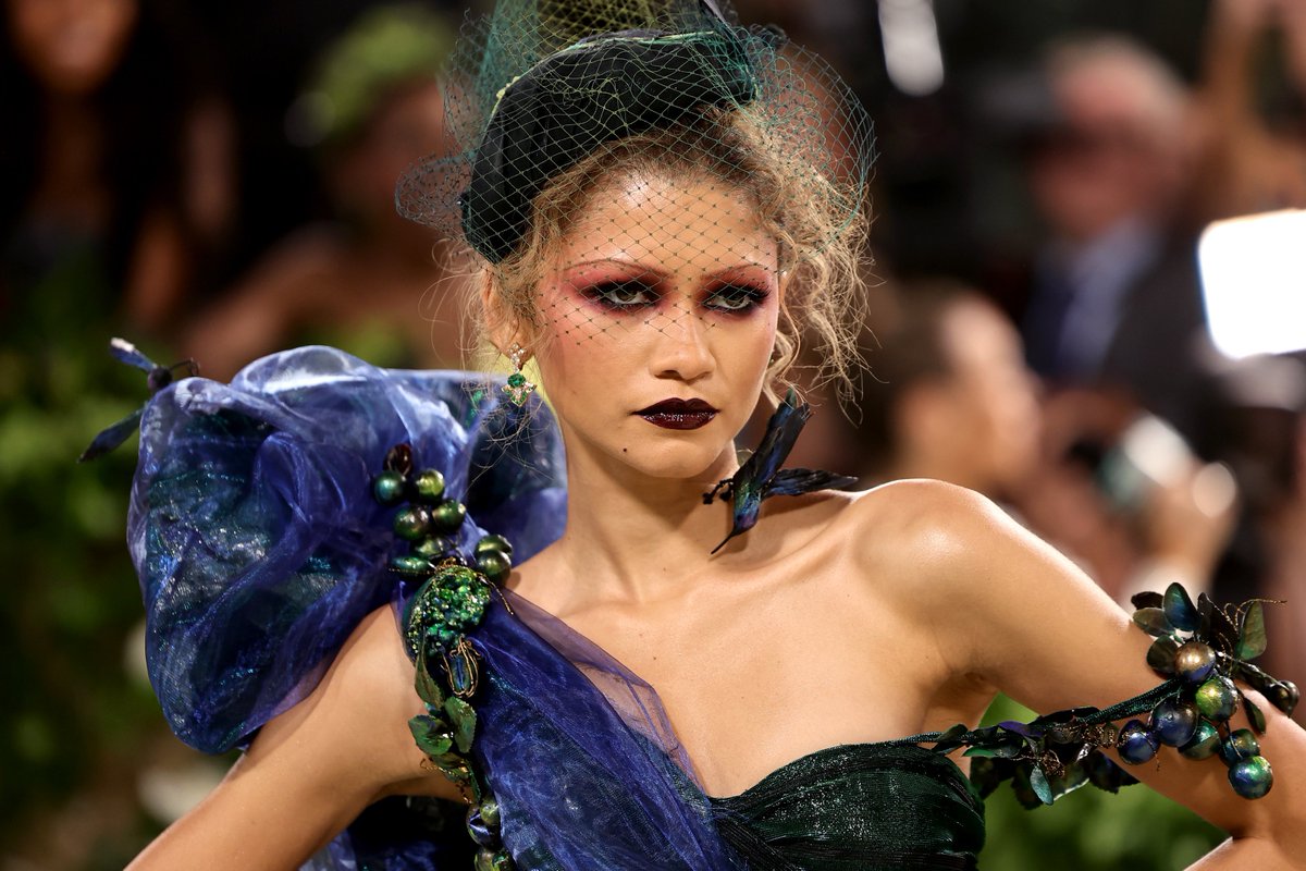 etnow's tweet photo. Zendaya is truly a magician. #MetGala https://t.co/FvPqBukhHC
