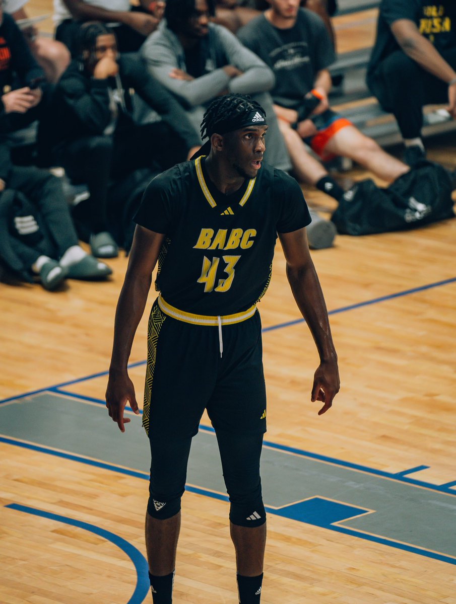 Oswin Erhunmwunse was the best defensive big I saw at 3SSB. Super bouncy rim protector who caught an opposing shot with two hands instead of swatting it at one point. Simultaneously a very high volume defensive rebounder, because he doesn’t overcommit. 247sports.com/college/basket…