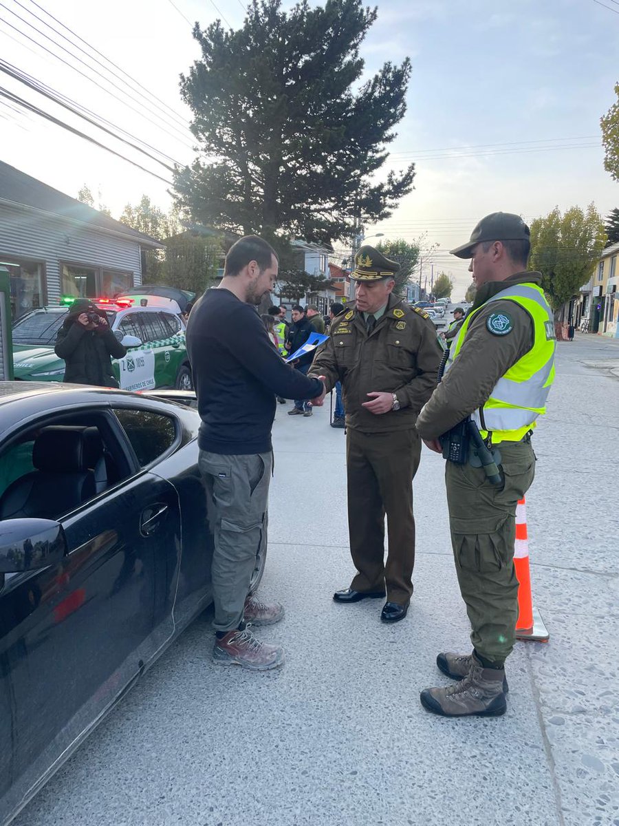 CarabMagallanes's tweet photo. Hoy en #PuertoNatales se realizó la entrega de un Equipo Narcotest de parte de @Senda_gob a la 2a Com de @CarabMagallanes en una fiscalización en terreno, participó el Jefe de Zona, @Fisc_Magallanes, director @SML, @DPPUltEsperanza, alcaldesa, Jefe #Siat y Comisario de la 2a Com. https://t.co/0TY07UGafS