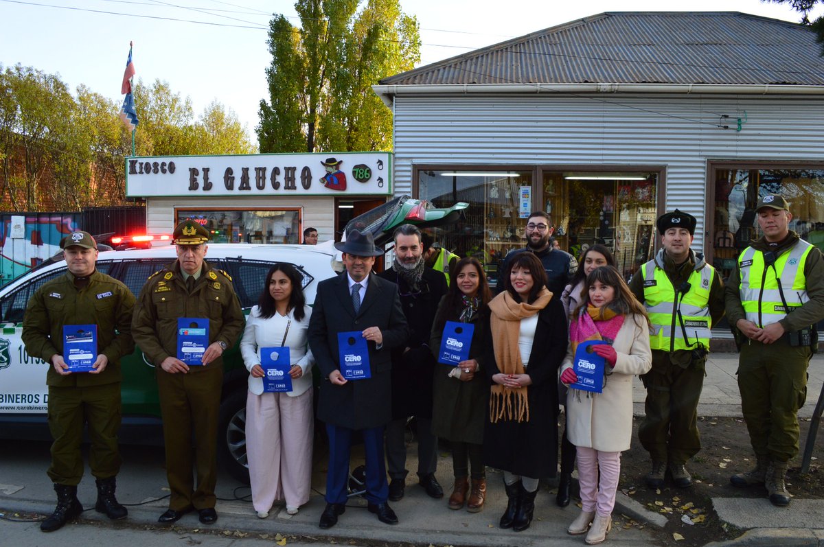 CarabMagallanes's tweet photo. Hoy en #PuertoNatales se realizó la entrega de un Equipo Narcotest de parte de @Senda_gob a la 2a Com de @CarabMagallanes en una fiscalización en terreno, participó el Jefe de Zona, @Fisc_Magallanes, director @SML, @DPPUltEsperanza, alcaldesa, Jefe #Siat y Comisario de la 2a Com. https://t.co/0TY07UGafS