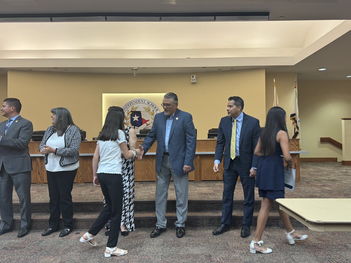 Congrats to our MRE StuCo for being honored at today’s #TeamSISD Board Meeting! Our MRE StuCo was recognized for winning the Texas Association of Student Councils Outstanding Student Council Sweepstakes awards. Thank you to our sponsor, Ms Peralta, for leading our StuCo! 💜🦉🧡