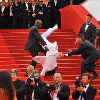 BREAKING: CARDINAL COPIA HAS FALLEN DOWN AT THE STAIRS AT THE MET GALA