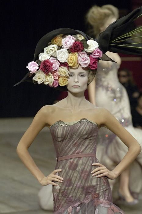weplash's tweet photo. El segundo look de Zendaya de la noche.

Un vestido de época con un tocado de Philip Treacy de la colección primavera/verano 2007 de Alexander McQueen. https://t.co/flE5EhrG2V