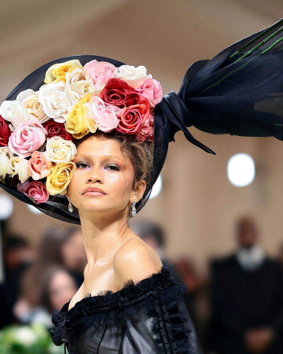 A work of art. The flowers. The bouquet. A flower girl. We are just living in Zendaya's world. Shoutout to Law for his vision! 📸: GETTY