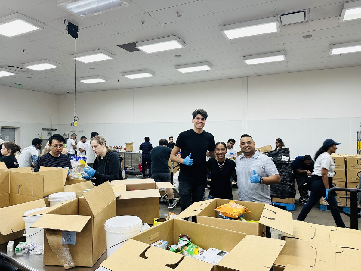 Our SADA team spent time #givingback to the community at the @HoustonFoodbank! Nothing beats the feeling of lending a hand to make a difference & contribute to an important cause. We're grateful to work with such kind-hearted & generous colleagues.🙌🍲 #Volunteer #HoustonFoodbank