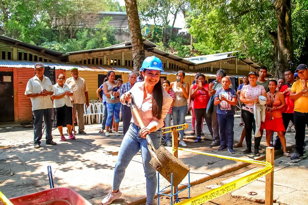 PrensaNI_SV's tweet photo. Nuestra diputada @LoreFuentesdeOr acompañó a nuestro alcalde @AcevedoGustavo_ en la puesta de la primera piedra de 3 esperados proyectos: Casa Comunal de Santa Lucía, Casa Comunal Río Zarco 3 y Remodelación de dormitorios públicos en Apanchacal. 

"Con trabajo articulado marcamos el inicio de un nuevo periodo de Gobierno municipal y legislativo en el territorio santaneco", indicó.