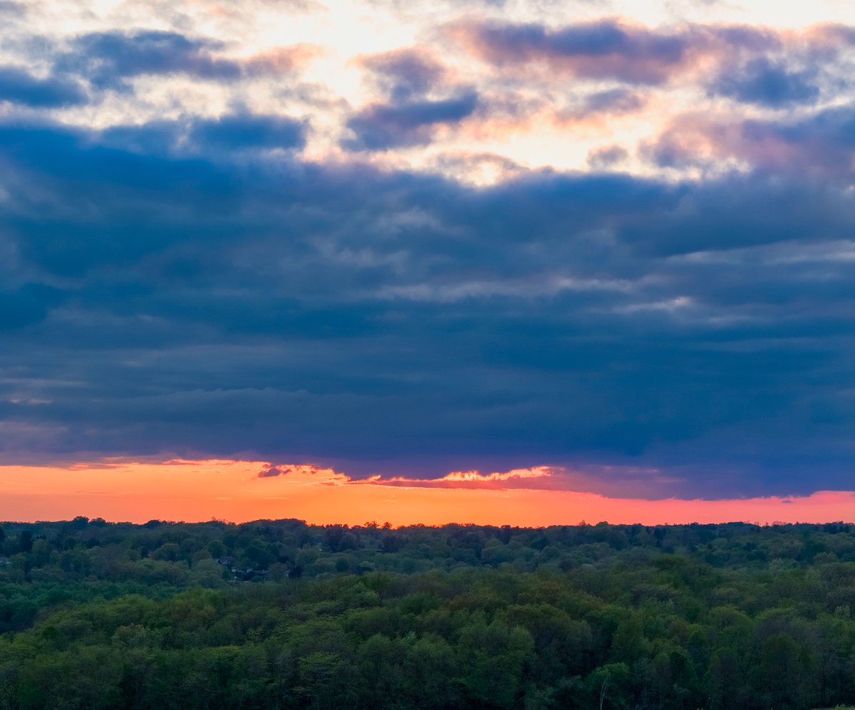 How it's wrapping up before the storms.  #iawx #skiesoveriowa #IowaCity