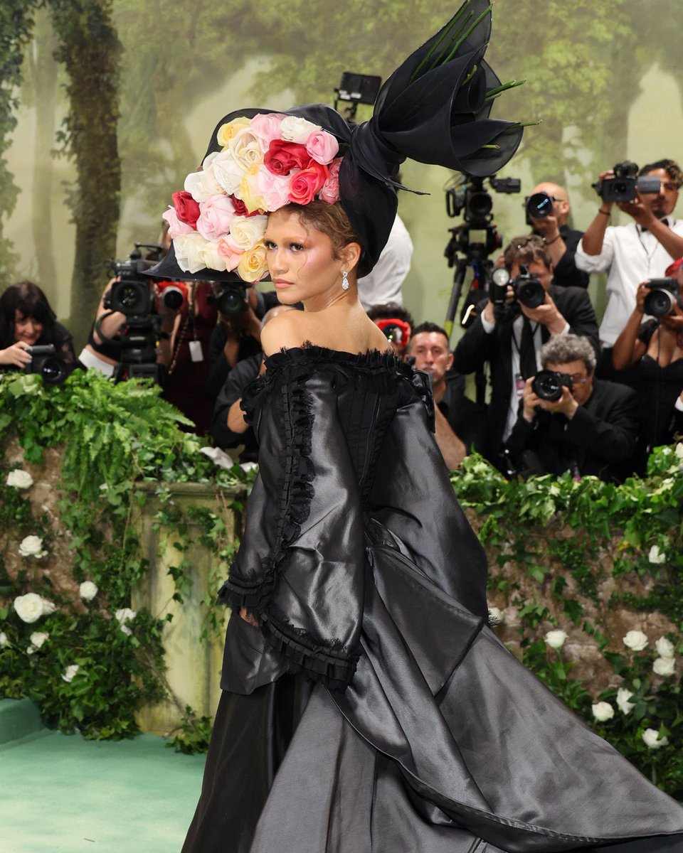 TheMetGalaRates's tweet photo. Zendaya. @Zendaya #Zendaya #TheMetGala #TheMetGala2024 #TheMet #MetGala #MetGala2024 https://t.co/Q6hQ29r5w3