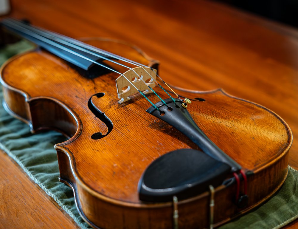 “Everywhere, you will discover kids … who are passionate about music.” ✨ During a trip to the Music Library, Berkeley middle schoolers got to see rare treasures such as: 🎻 A 400-year-old Amati viola 🎼 A Spanish-language guitar book from 1552 🔗 ucberk.li/musical-treasu…