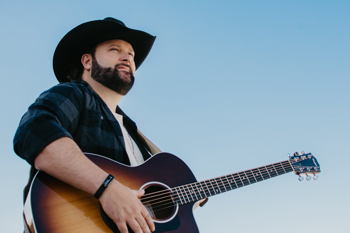 Canadian country artist Chris Buck discusses his new single 'Cowboy Boots' featuring @gordbamford, plus his inaugural #BootsNBoats festival 😎🤠‼️

Listen to the full @SWOMP_CA #interview, here: swomp.ca/2024/05/06/can…