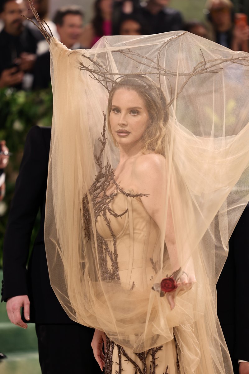 All I'm saying is that Lana Del Rey & Mother Nature may just be the same person 🌱 #MetGala