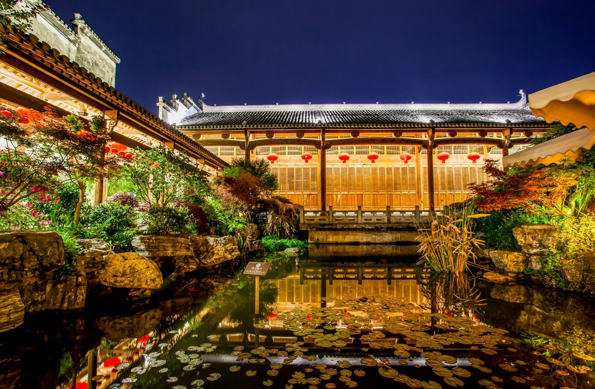 The radiant and colorful pavilions are reflected in the pond, giving Liyang Old Street a beauty of light and shadow that seems filled with stories. (Located in Huangshan City)
#OldStreet #AnhuiLife #MeetAttractiveAH #VibrantAnhui #SouthernAnhui
