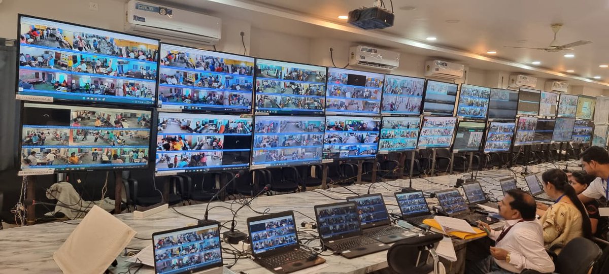 DM & DEO along with ADM and other officers at the Integrated Control room of Webcasting and Media Monitoring at Murshidabad district of West Bengal in the #3rdPhase of #LoksabhaElection #ChunavKaParv #DeskKaGarv #Election2024 #IVote4Sure @ECISVEEP @SpokespersonECI @rajivkumarec