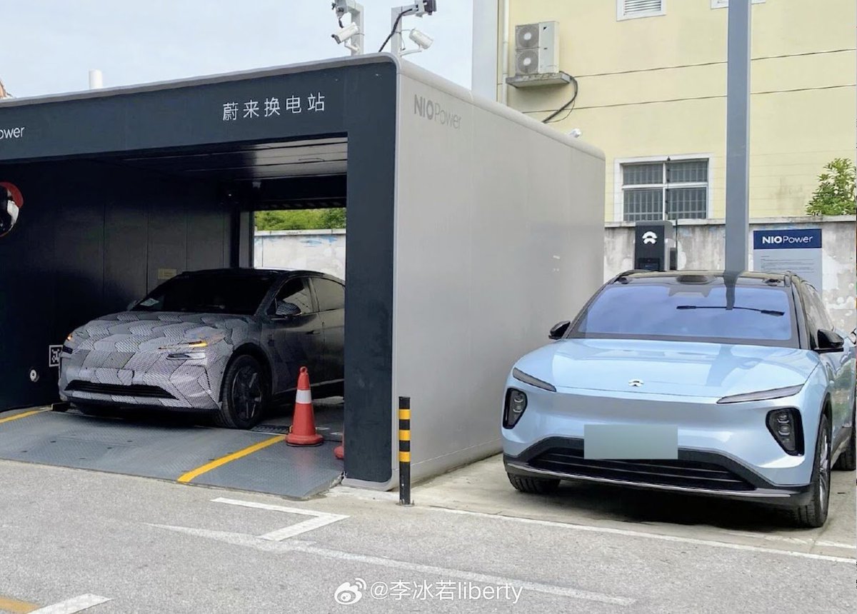 李冰若liberty shared this picture of $NIO's #Onvo L60 having a Batt Swap while the #NIO ES6 is charging outside

From this vantage point, the #ES6 looks to be bigger & even TALLER, as the PSS is few inches off the ground & still looks shorter (lower) than the ES6!

@NIOGlobal