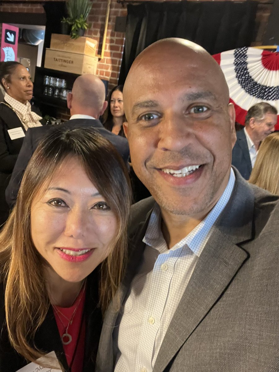 Got my #selfie with New Jersey US Senator @CoryBooker. 10+ years ago, we both raised awareness about poverty in America. He did the SNAP Challenge and I did the Food Stamp Challenge. Here was my finale blog post about living off of $28 a week: fionama.com/news/2010/food…