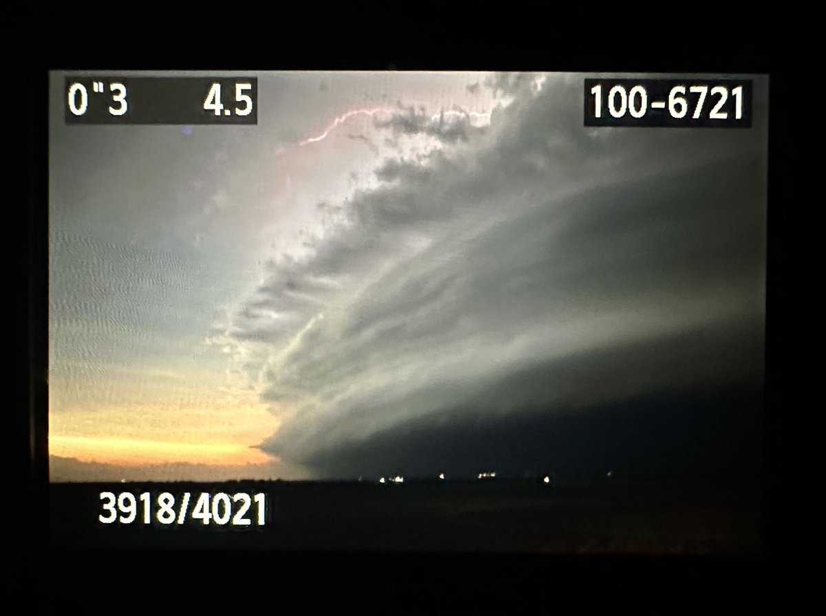 Back of cam shot of the tornado warned supercell moving into Perry, OK. #OKwx Ask me if I still know how to use LR.. the answer is no, I do not. ⁦@aaronjayjack⁩