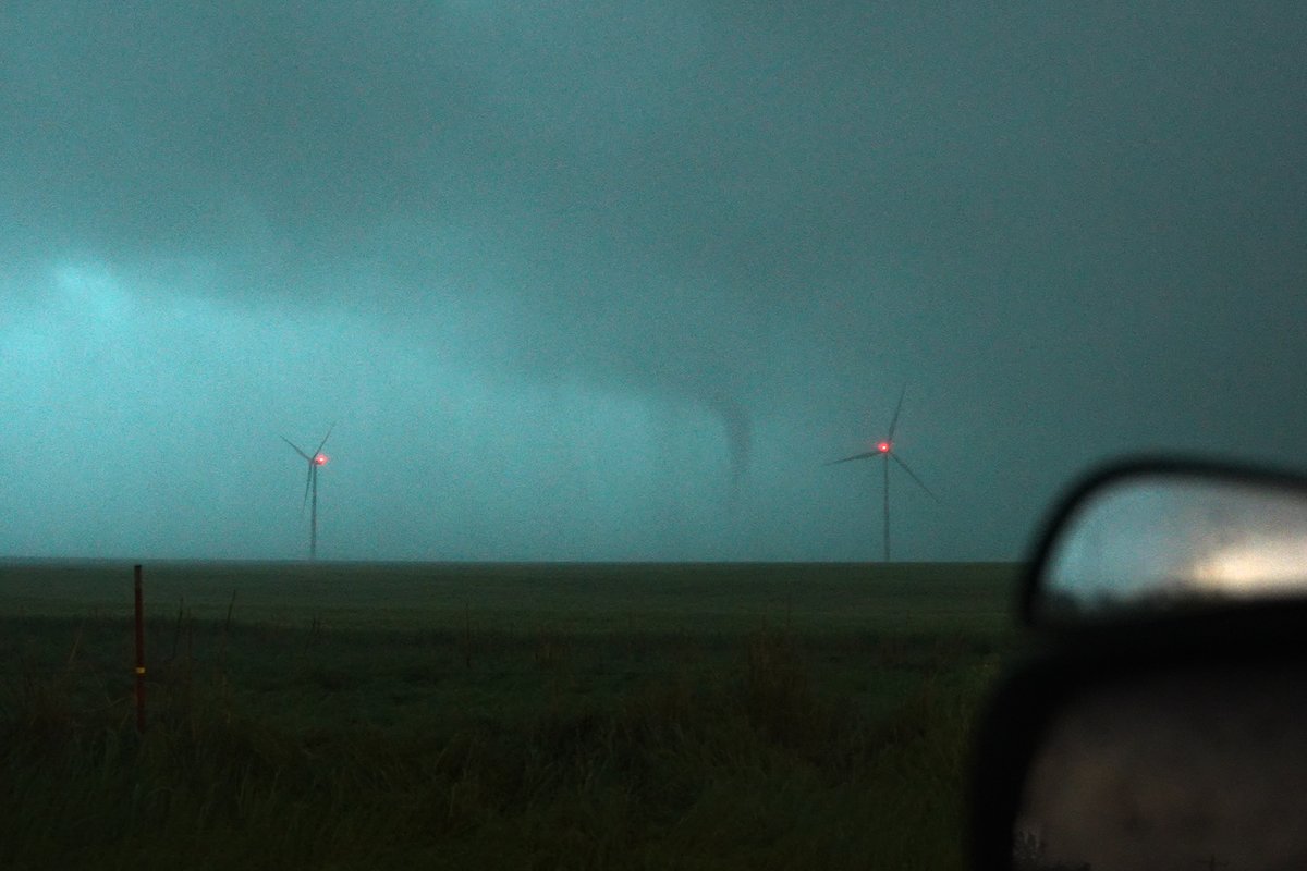 EvenMorePi's tweet photo. Caught some twins in the inflow notch of an huge HP supercell. Just South of Covington, OK.
@ryanhallyall https://t.co/KFv9VXYe2q