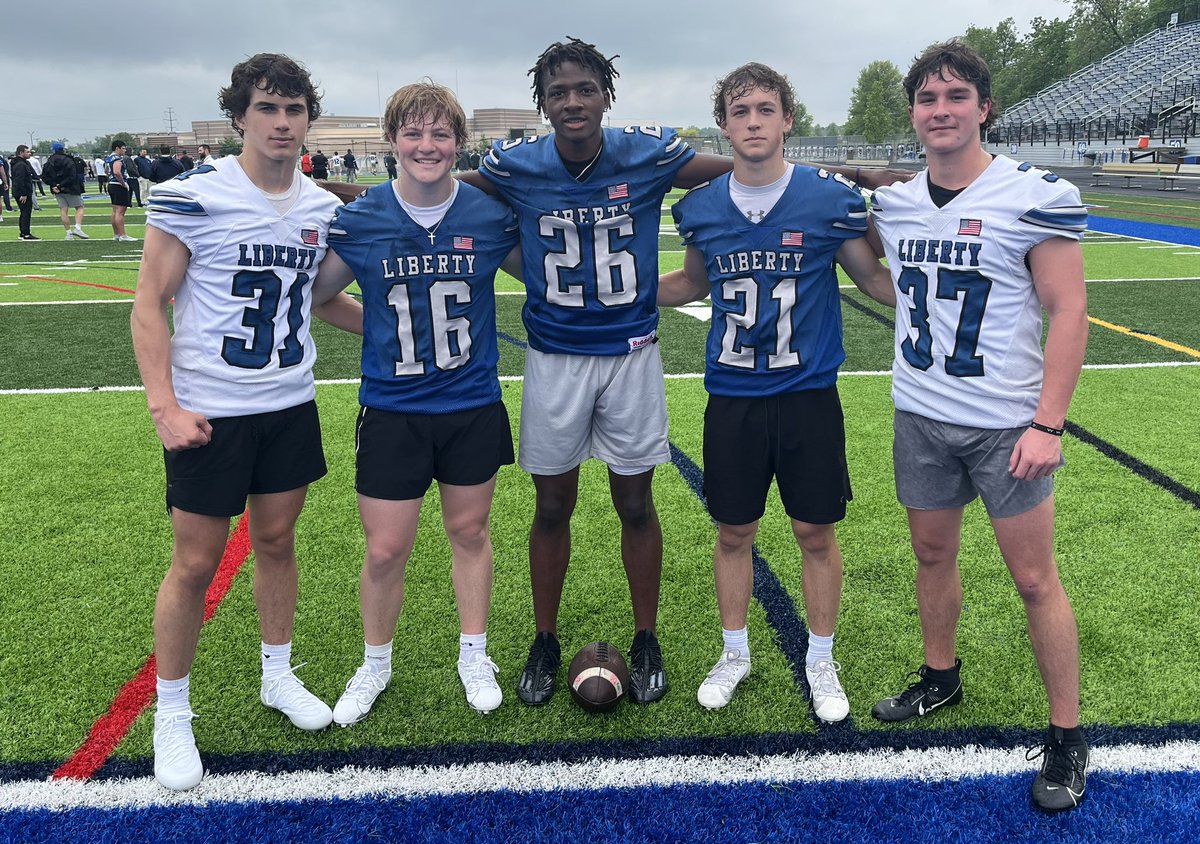 This group flat out showed up & showed out at the football showcase today. Good things are coming! #DBeeees @OlibFootball @lukemulder07 @Rahnellmonroe7 @braxtonwinks5 @olibfb