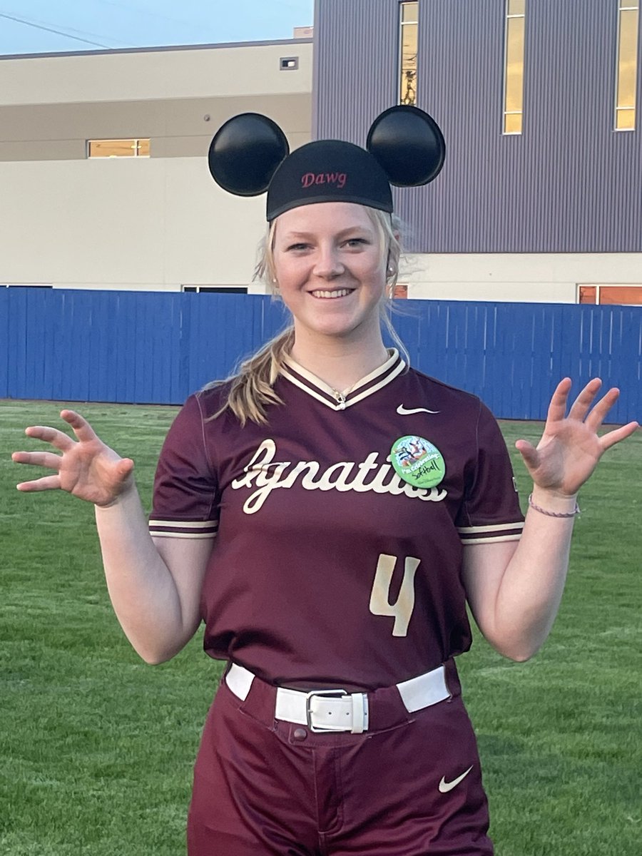 Lost a tough one in the 8th to Reavis. DOTG is senior Abby Lee. She walked out of her car and hit a 💣, going 4-5 w/4 runs and 4 RBIs (that number sounds familiar). L. Walton 4-5, 3 runs L. Lynch 3-5, 3 RBIs S. Fredericks 2-5, 3 run 💣