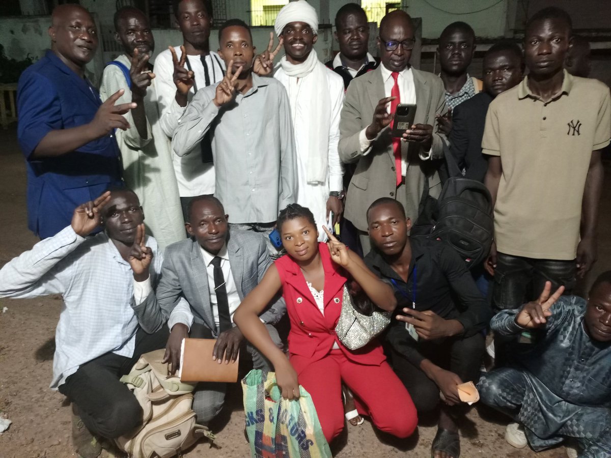 Djeguedem_'s tweet image. #TchadVote :  Brutalisés et arrêtés par la police 🇨🇲sur ordre de l&apos;ambassadeur 🇷🇴 nous venons d&apos;être libérés après plusieurs heures au Commissariat Central de Ydé. ANGE a dépouillé à huis clos, urnes bourrées, délégués expulsés, photographie des PV interdite, etc.
@TchadOne @RFI