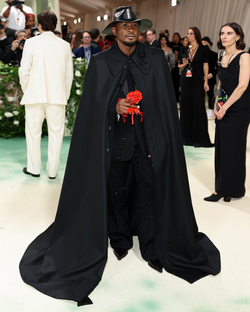I’d be really nervous if I were #PDiddy #seanpuffycombs … clearly #usher is channeling #vforvendetta and that death rose has been allocated because of what he did to him. #mcqueen #MetGala