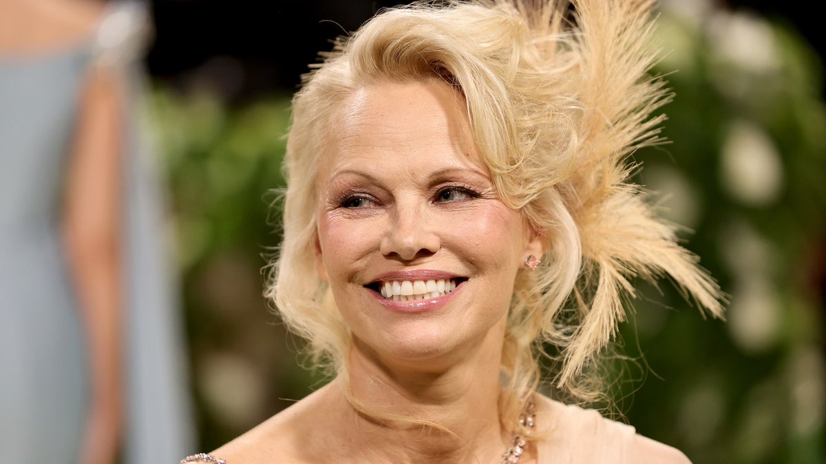 Pamela Anderson Is Absolutely Glowing at the Met Gala 2024 in Oscar de la Renta glmr.co/ZtsTsFL