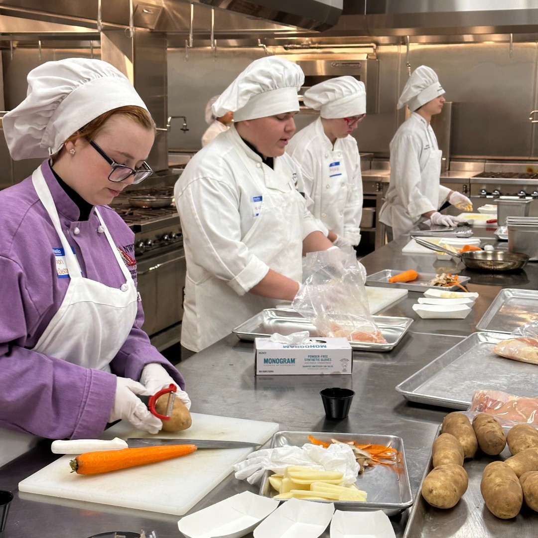 #Culinary students from @ClarkCountySch stirred up excitement, cooking alongside @MGMResortsIntl chefs in a flavorful audition! 🍳 Student chefs sautéed their way into our hearts, plating the future of culinary arts. 🍽️ A recipe for success! #WeAreCCSD #CTE #CCSDMagnetSchools