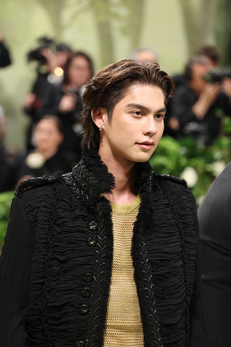 VogueThailand's tweet image. ซูมดูชัดๆ! โมเมนต์บนพรมแดงของ @bbrightvc ที่งาน #MetGala2024 ในฐานะของศิลปินไทยคนแรกบนหน้าประวัติศาสตร์ที่ได้เข้าร่วมงานนี้ ในโททัลลุคสั่งตัดพิเศษจาก @Burberry #MetGala #BrightxMetGala #Bbrightvc #ไบร์ทวชิรวิชญ์ @cloud9_ent_ofc 

#VogueReports