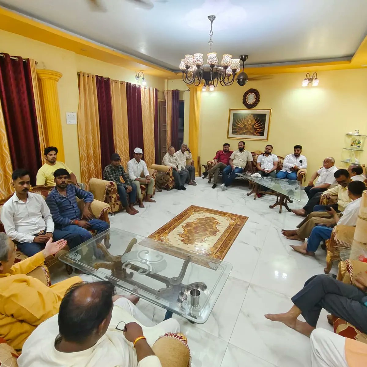 PunitVerma_1's tweet photo. विचार गोष्ठी ।
मेरे निवास स्थान पर आगामी लोकसभा चुनाव के इलाहाबाद संसदीय क्षेत्र में रामकाज तथा राष्ट्रहित में मतदान प्रतिशत बढ़ाने हेतु एक विचार गोष्ठी ।। https://t.co/7Ks2Vb70K1