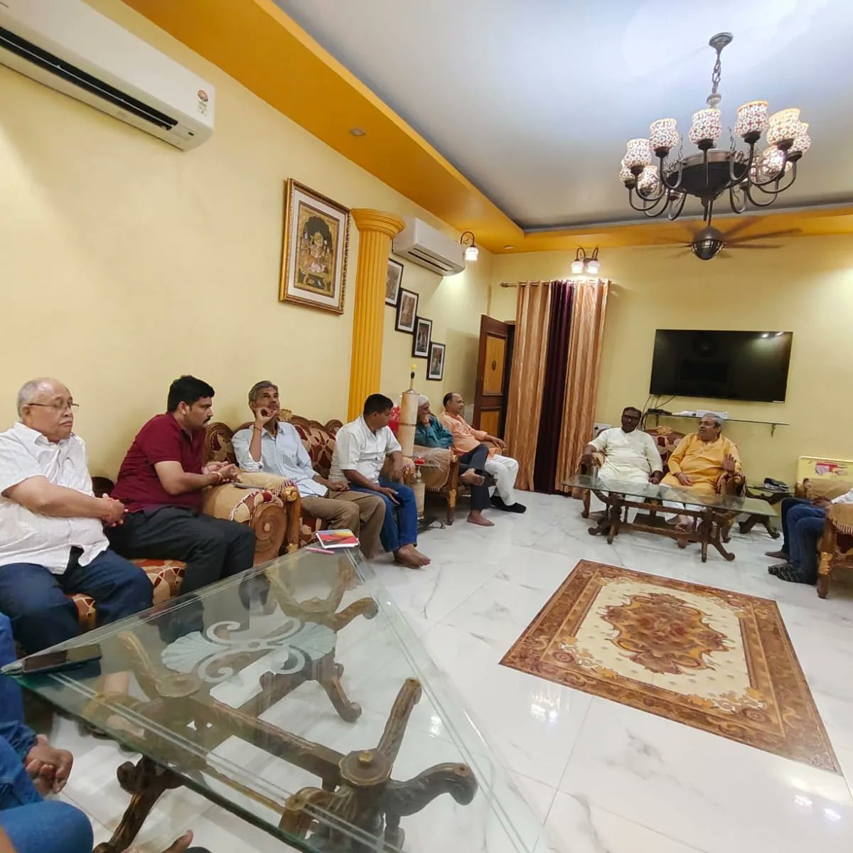 PunitVerma_1's tweet photo. विचार गोष्ठी ।
मेरे निवास स्थान पर आगामी लोकसभा चुनाव के इलाहाबाद संसदीय क्षेत्र में रामकाज तथा राष्ट्रहित में मतदान प्रतिशत बढ़ाने हेतु एक विचार गोष्ठी ।। https://t.co/7Ks2Vb70K1