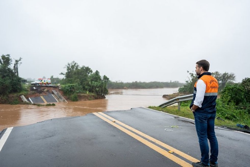 babi's tweet photo. Esse homem fazendo book na tragédia igual a Nana Gouveia https://t.co/A2zrrpNzfq