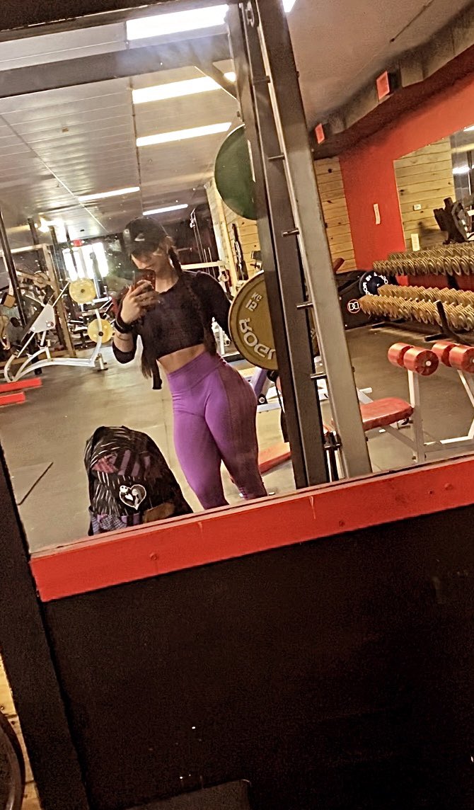 Hi 💋 #girlswholift #gym #gymtime #workout #legday #veteran #latina #bodybuilding #strongwomen #musclemommy #wallets #fit #fitness #fitnessmotivation #girls #paypigs #bodybuildingmotivation #musclebarbie