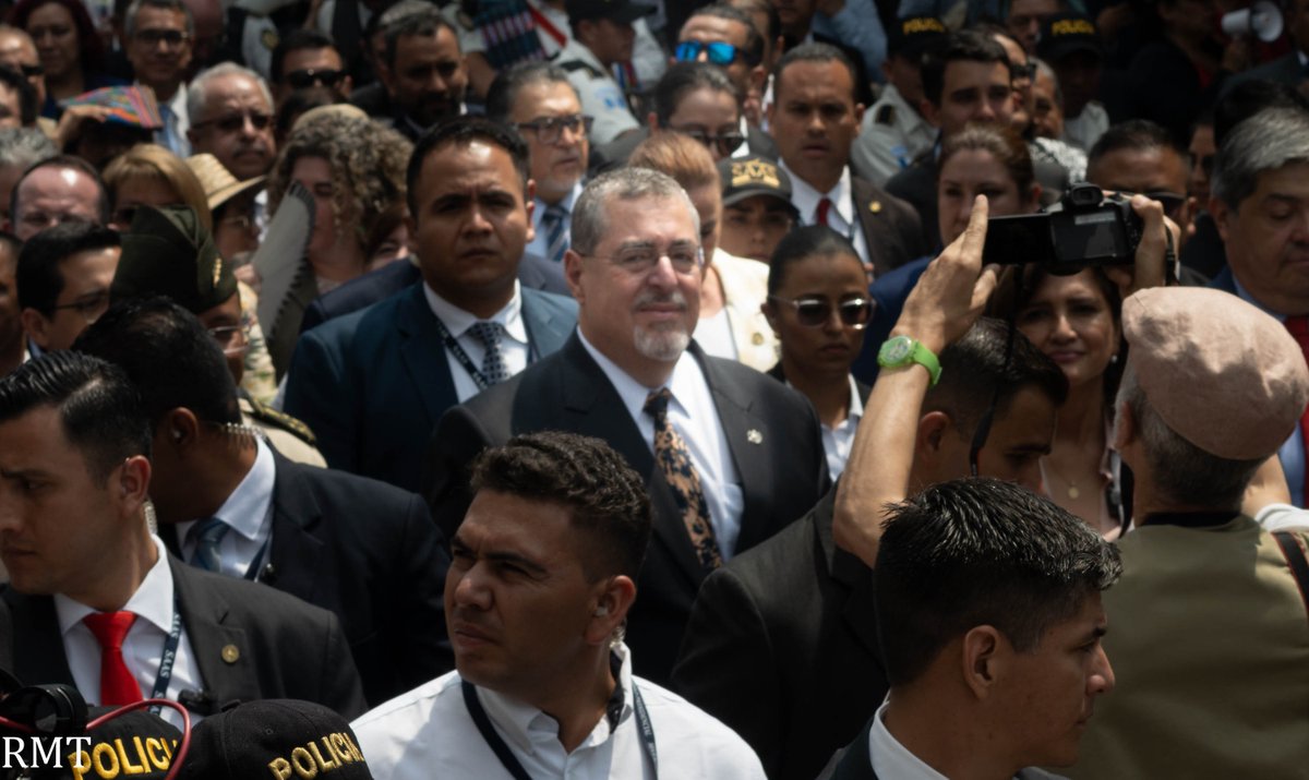UVOCGUATE's tweet photo. Nosotras y nosotros en #UVOC acompañamos al presidente de Guatemala @BArevalodeLeon a presentar al Congreso de la Republica la reforma de ley para poder remover a la fiscal general y jefa del Ministerio Público, Consuelo Porras Argueta. https://t.co/JCSnxMpHNl