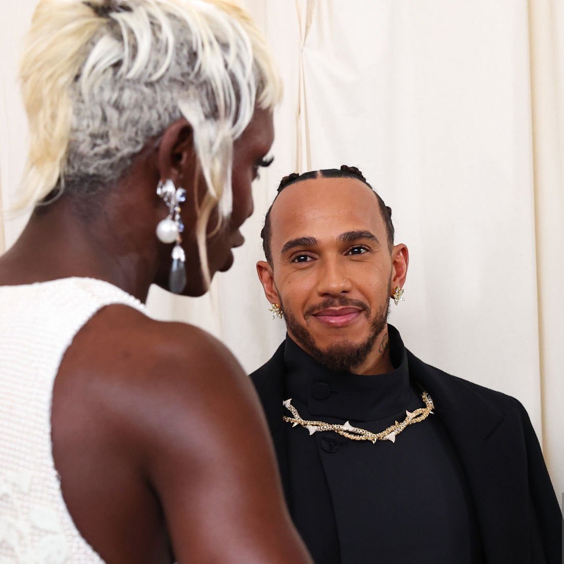 #MetGala Sir Lewis Hamilton and Raye! 

lewis😭 such kind eyes for everyone 😭🥹