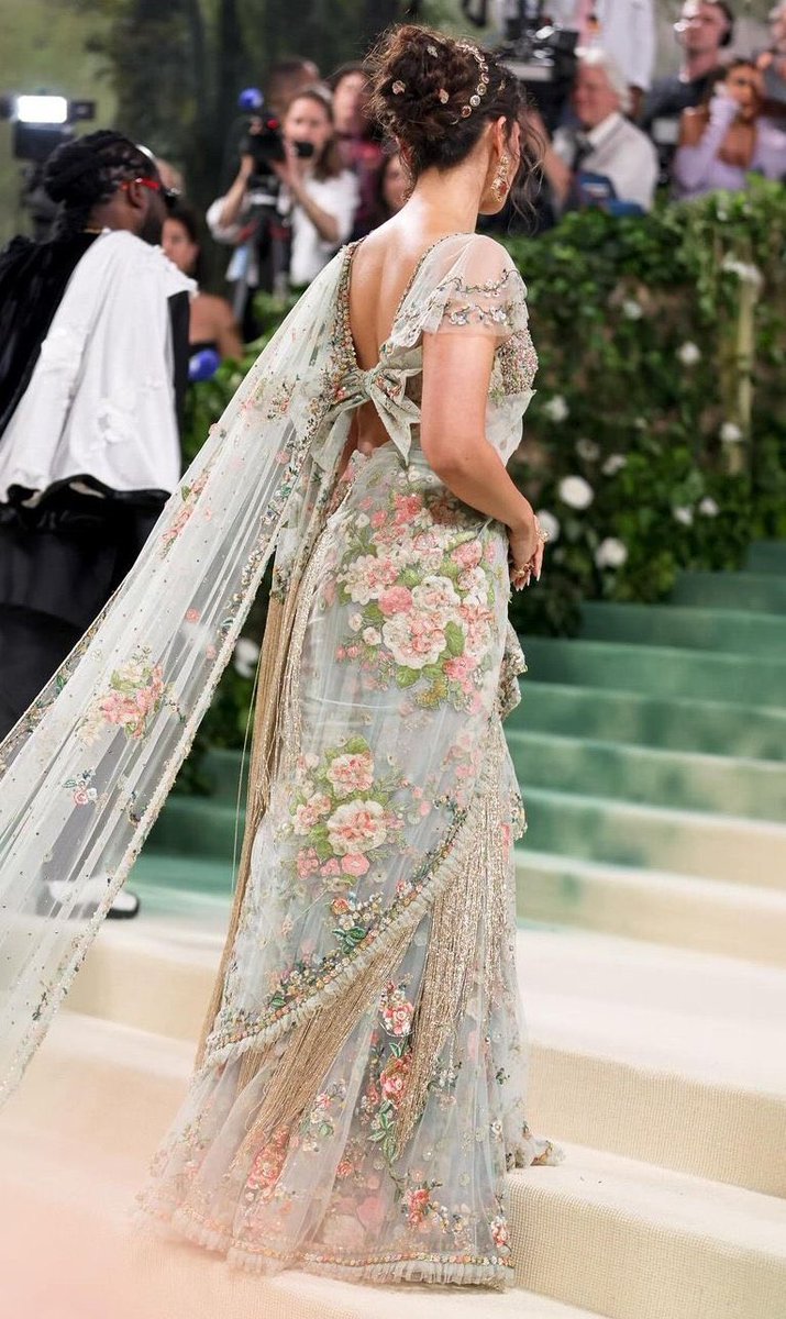 gxshxxkh_'s tweet image. The details on her saree are u KIDDING me. She ate everyone up #MetGala