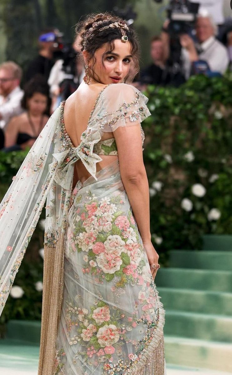 gxshxxkh_'s tweet image. The details on her saree are u KIDDING me. She ate everyone up #MetGala