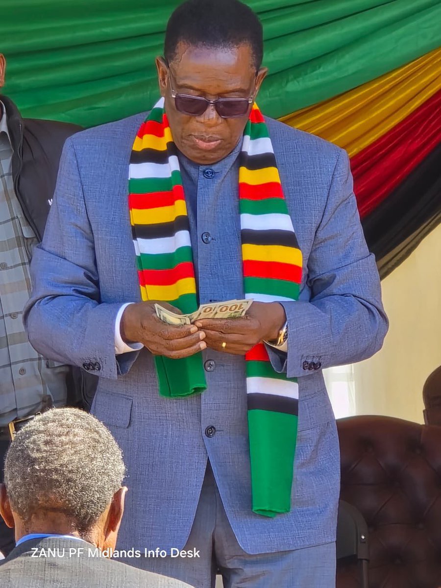 I have never seen a “President” who goes around carrying loads of cash in his pockets. This is why I have said Zimbabwe has a “Black Market President” Imagine President Xi Jinping or Putin taking out USD from his pockets whilst in China or Russia. This is bottom of the burrel!