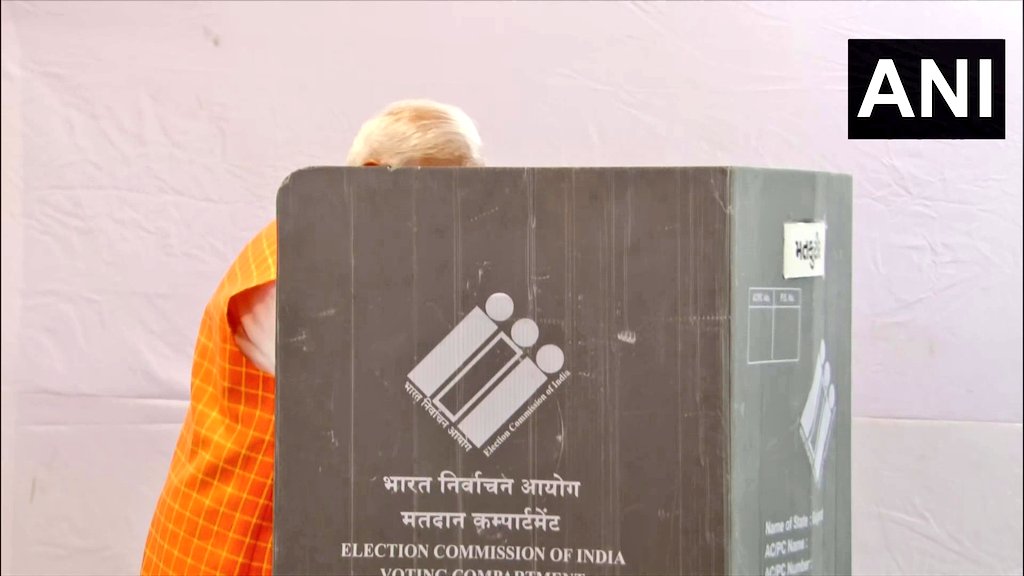 @ANI मोदीजी अपने आप को वोट देते हुए 🥳🥳🥰 #LokSabhaElection2024
