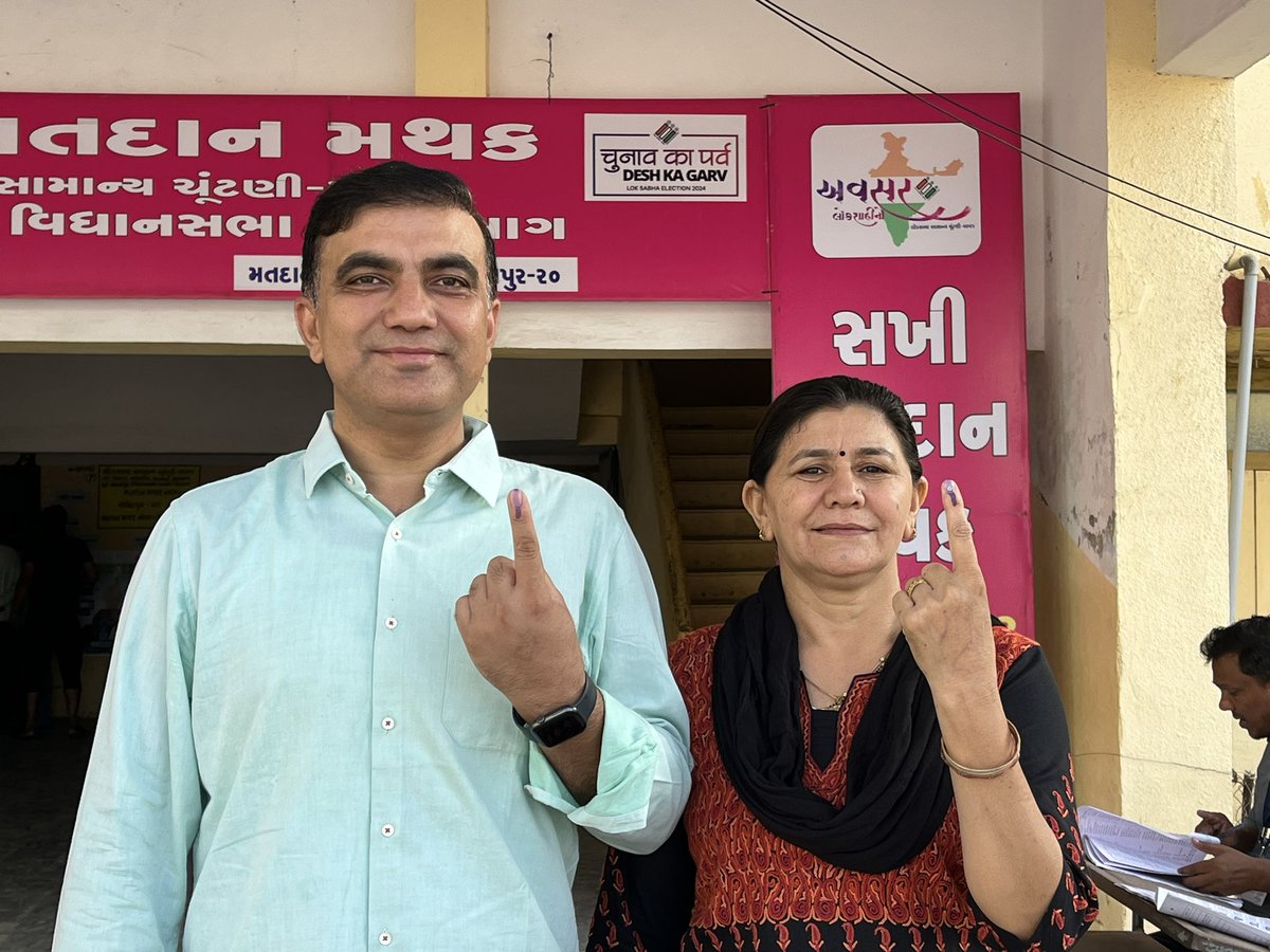 DrDevjiPatelBJP's tweet photo. મારા પરીવાર નુ વોટ 
                                  મારા પરીવાર ને

મારો વોટ મોદી ને 
                              મારો વોટ કમળ ને https://t.co/F9ttIcDA7g