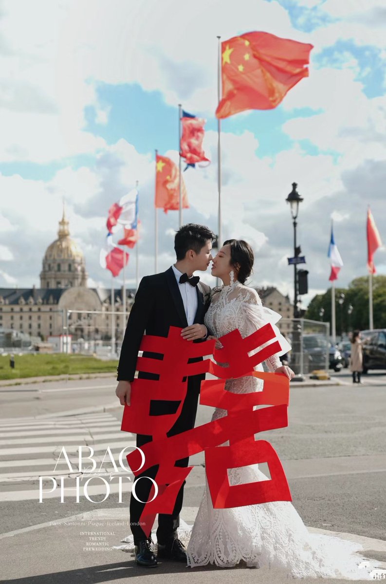 My best friend took wedding photos in Paris, France. It coincides with the 60th anniversary of the establishment of diplomatic relations between China and France. President Xi visited France. The five-star red flag is fluttering in the wind. She said she felt a sense of pride. 😘