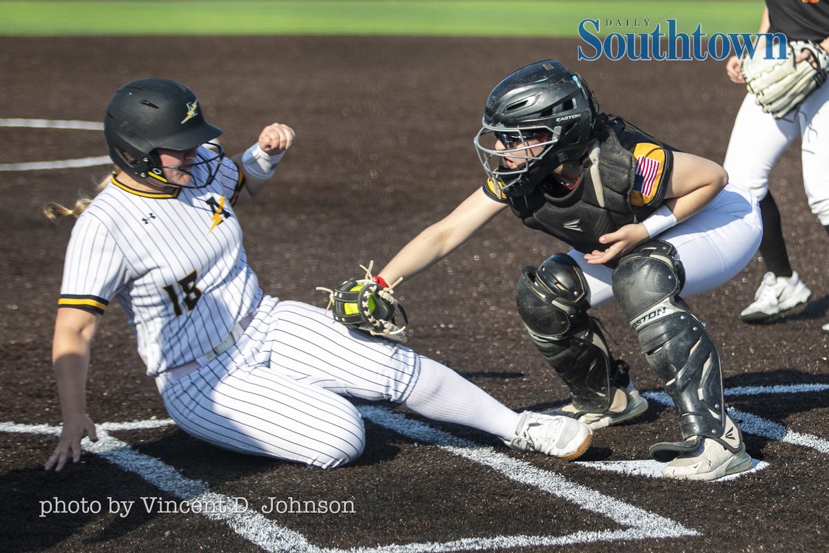 Which photos are making @TBaranek's story in the @DailySouthtown/@SouthtownSports tomorrow? Follow them to find out. And of course you know I'll be posting more outtakes. @AndrewSoftball @TPTitanSoftball @TinleyParkHigh @vjabolts