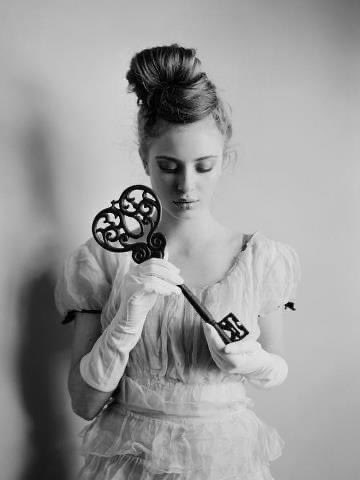 نقضي العمر في البحث عن مفاتيح ندخل بها إلى أناس لا أبواب لهم.