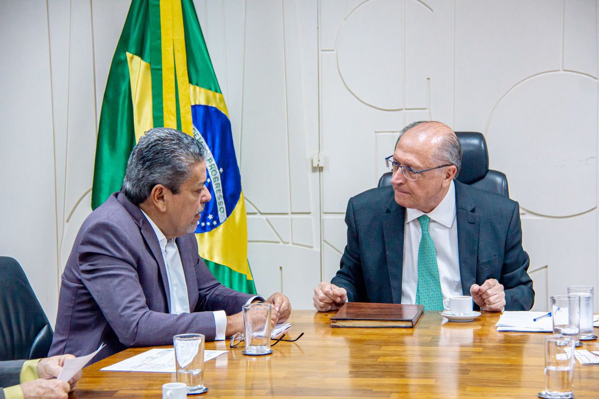 Dr. Hiran (@drhiran_) on Twitter photo Reunião com o vice-pres. da República e também médico, <a href="/geraldoalckmin/">Geraldo Alckmin 🇧🇷</a> sobre Decreto Federal 11.999 e seu impacto na residência médica. Destacamos a importância de o governo ouvir as entidades médicas para definir diretrizes essenciais para a formação de médicos especialistas. Reunião com o vice-pres. da República e também médico, <a href="/geraldoalckmin/">Geraldo Alckmin 🇧🇷</a> sobre Decreto Federal 11.999 e seu impacto na residência médica. Destacamos a importância de o governo ouvir as entidades médicas para definir diretrizes essenciais para a formação de médicos especialistas.