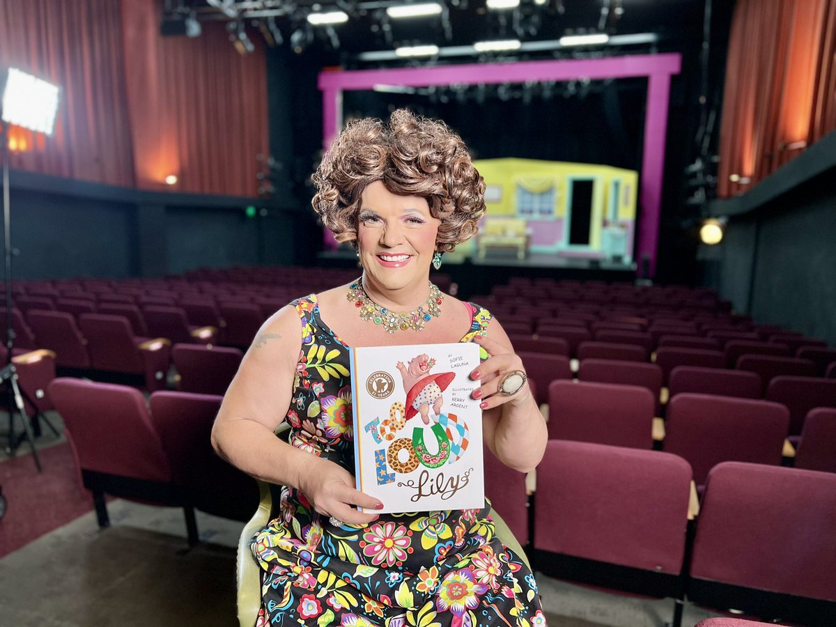 On my way to the @ALIANational Conference with my friends from @StoryBoxLibrary . Looking forward to meeting and greeting some fabulous friends from all the different libraries and sharing a few stories. #tooloudlily #dollydiamond #adelaide