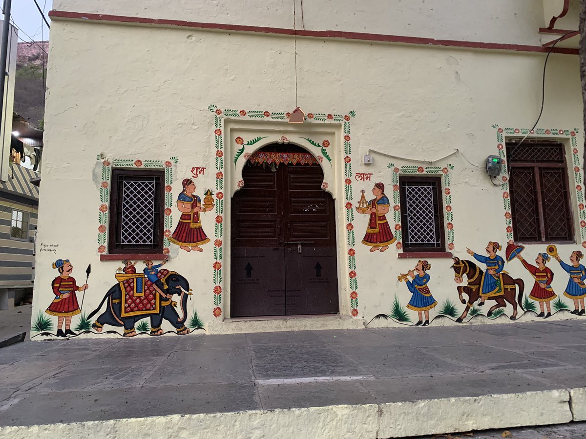 PJ_9327's tweet photo. In Rajasthan people paint their homes with traditional designs depicting marriage when someone ties nuptials in household. 

This practice is now limited in parts of cities and villages but reflects rich legacy. 

#Rajasthan #Traditions #Diversities https://t.co/vsigjb0Xhj